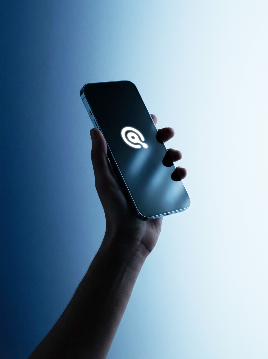Smartphone mit leuchtendem KIEDIS Symbol